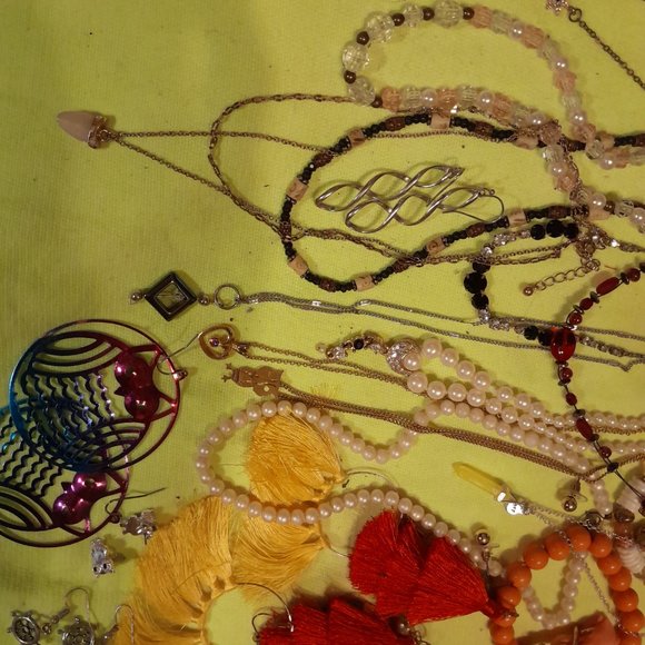 Huge LOT of used Costume Jewelry - Picture 5 of 5